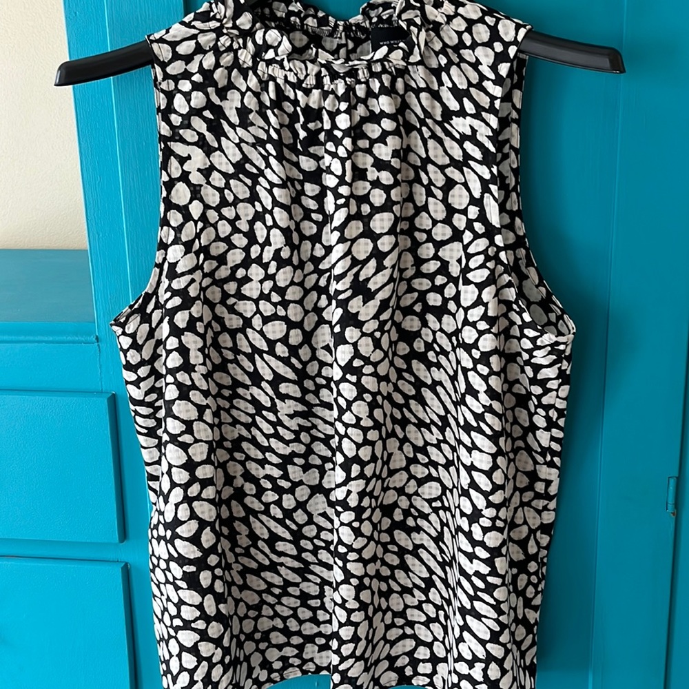 Who What Wear sleeveless blouse size medium